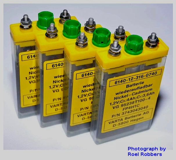 Four yellow batteries Picture of Batterie wiederaufladbar Nickel – Cadium 1.2V C5: 4Ah; C1: 3.6Ah VG 95238T100-4 FP4H1C P/N 3743043040 VARTA Batterie AG D-5800 Hagen